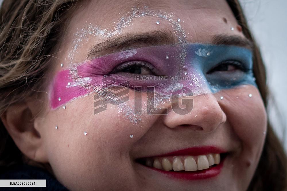 Fans At Taylor Swift Concert - Vancouver