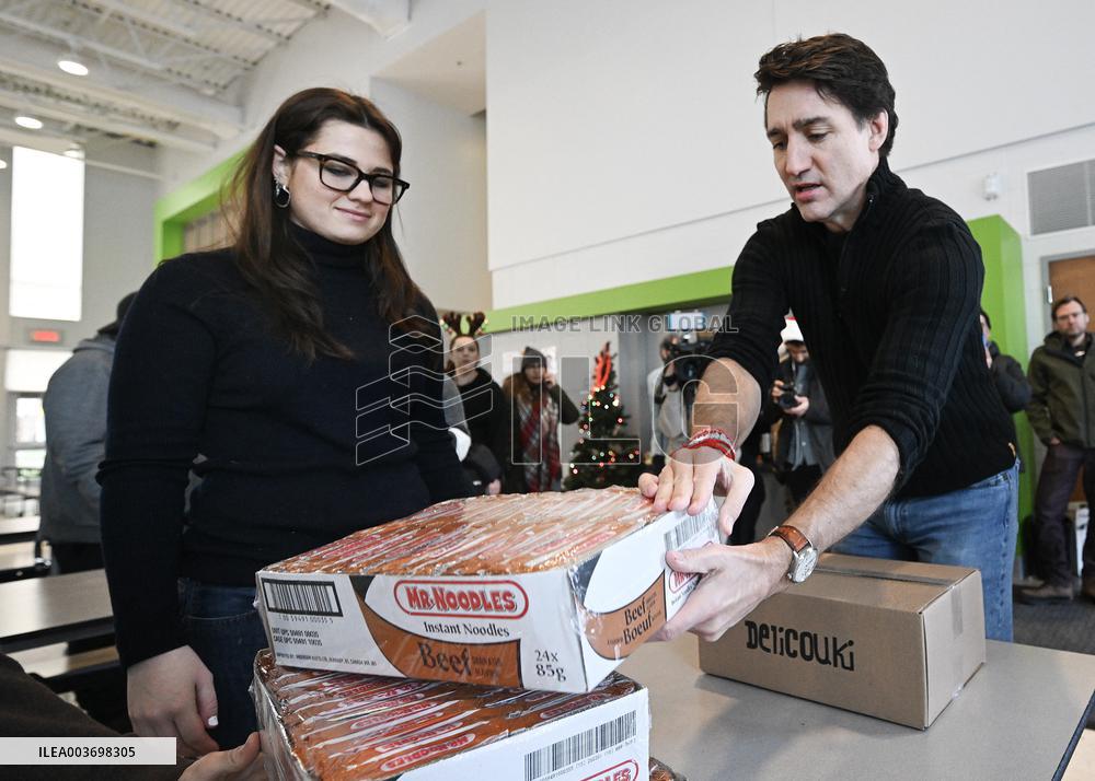 Justin Trudeau Packs Cristmas Baskets In Montreal