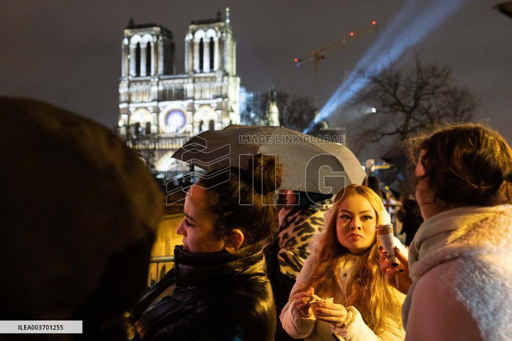 Crowds during Notre-Dame Cathedral re-opening ceremony - Paris