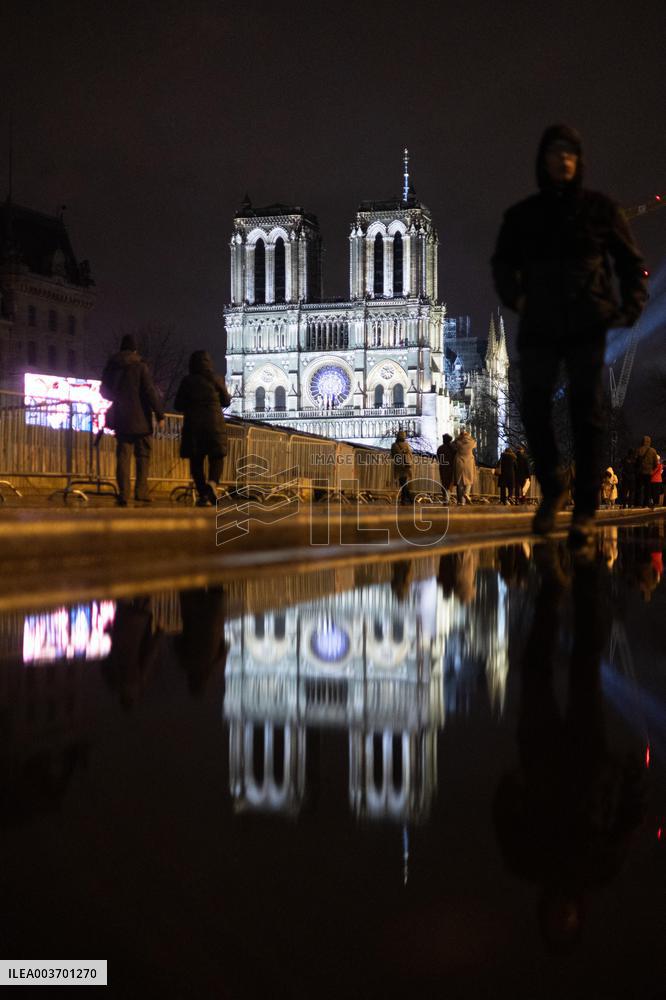 Crowds during Notre-Dame Cathedral re-opening ceremony - Paris