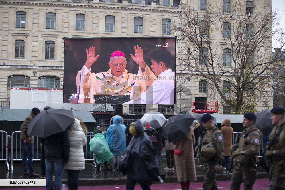 Atmosphere During First Mass For The Public Notre-Dame Cathedral - Paris