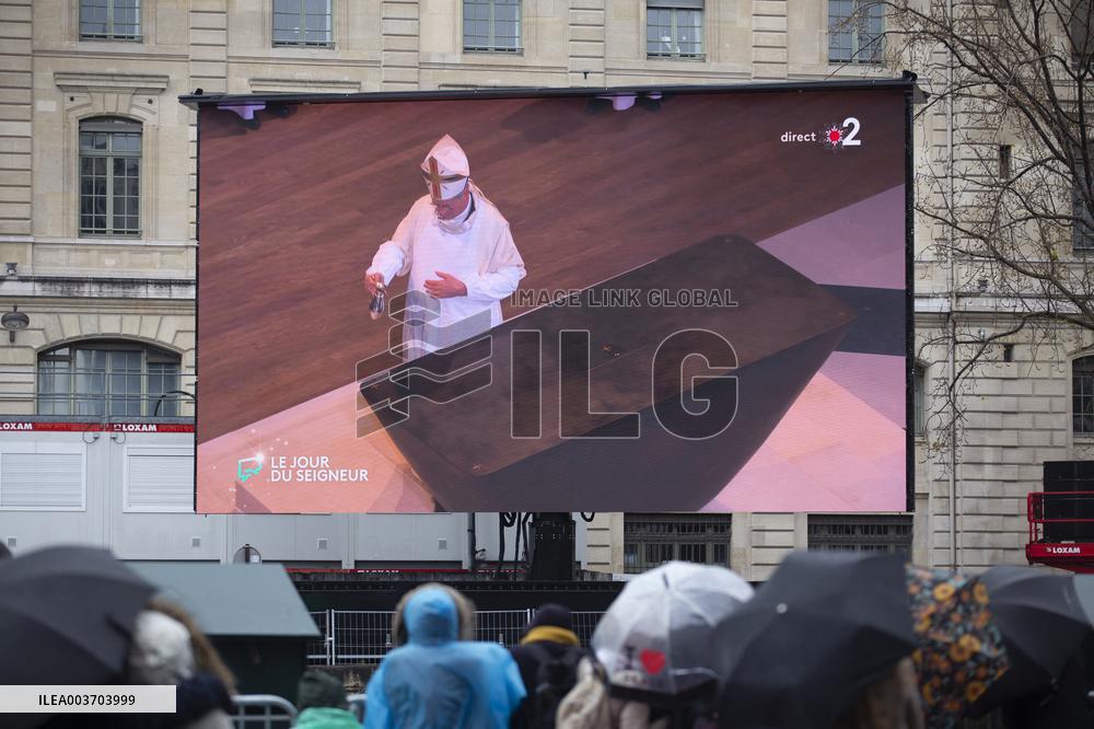 Atmosphere During First Mass For The Public Notre-Dame Cathedral - Paris