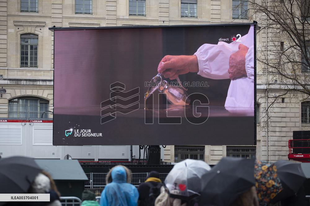 Atmosphere During First Mass For The Public Notre-Dame Cathedral - Paris
