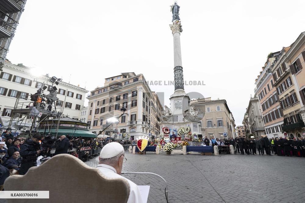 Pope Francis Prays In Front Of Virgin Mary Statue - Rome