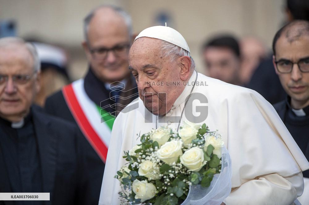 Pope Francis Prays In Front Of Virgin Mary Statue - Rome