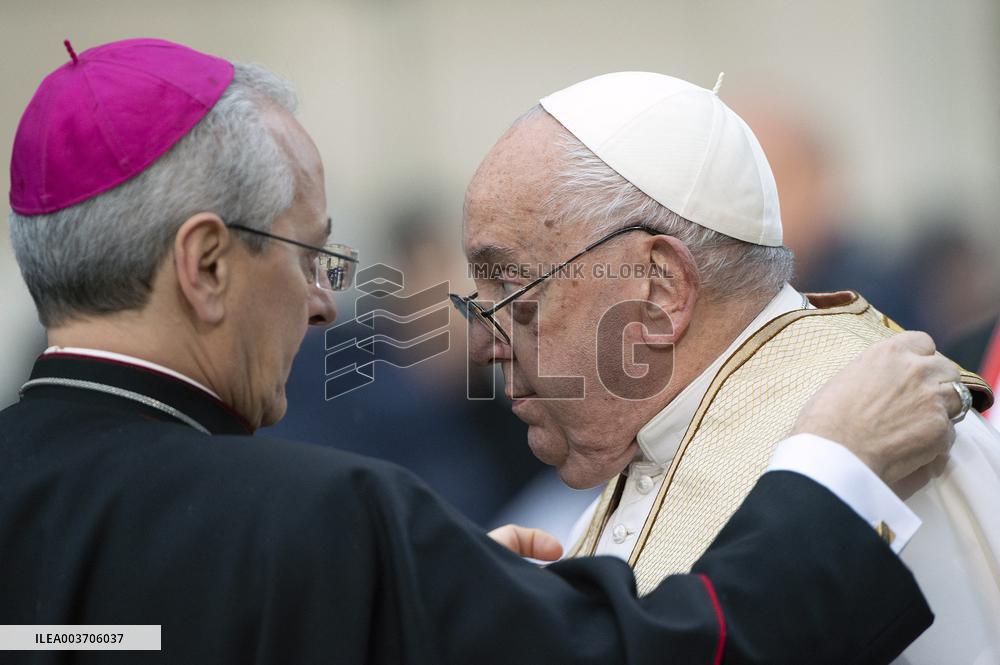 Pope Francis Prays In Front Of Virgin Mary Statue - Rome