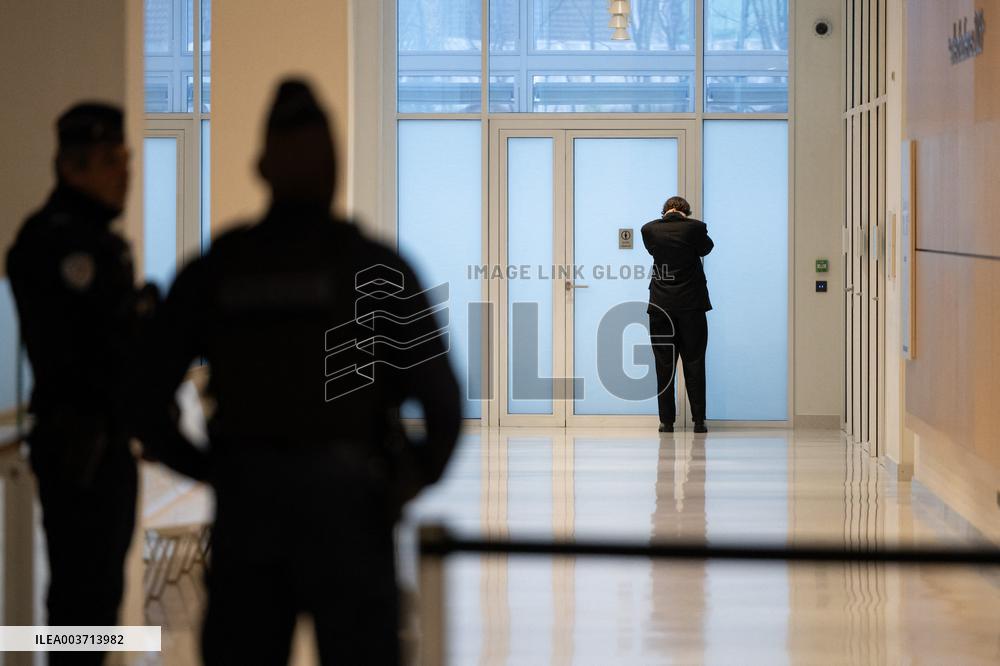 Adele Haenel leaves the courtroom after saying « Shut the fuck up! » to Christophe Ruggia during hearing- Paris