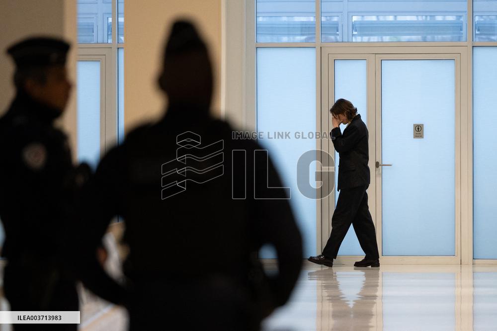 Adele Haenel leaves the courtroom after saying « Shut the fuck up! » to Christophe Ruggia during hearing- Paris