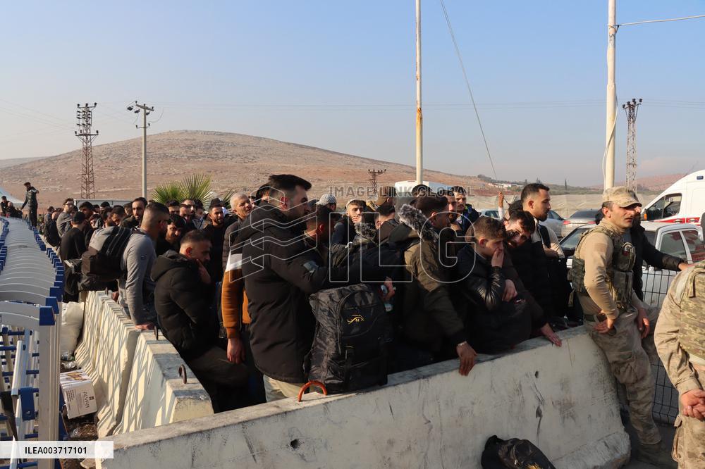 Syrians Stream Across Border From Turkey