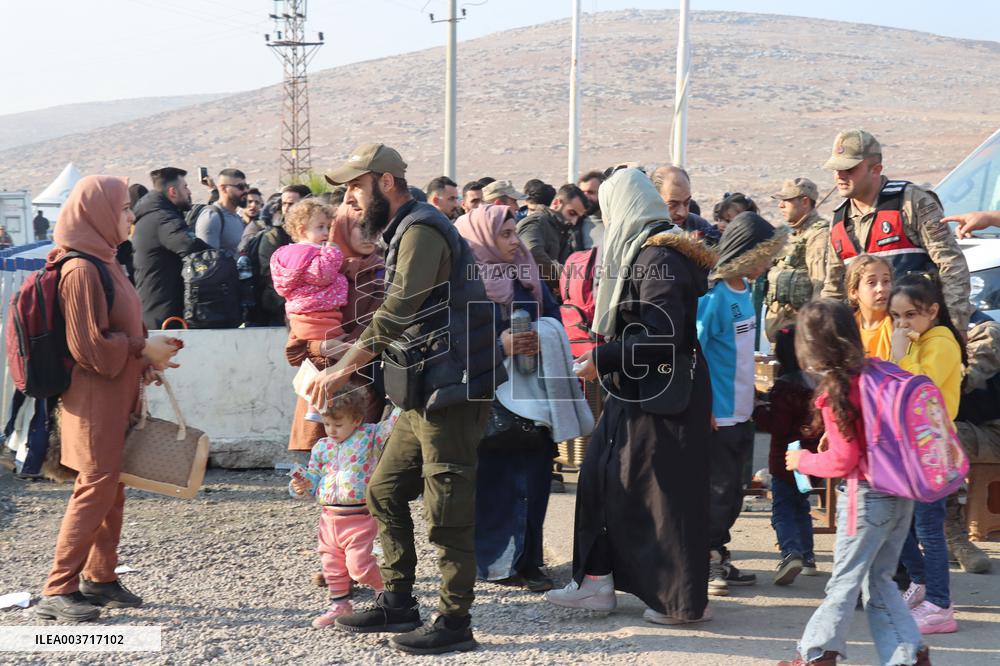 Syrians Stream Across Border From Turkey