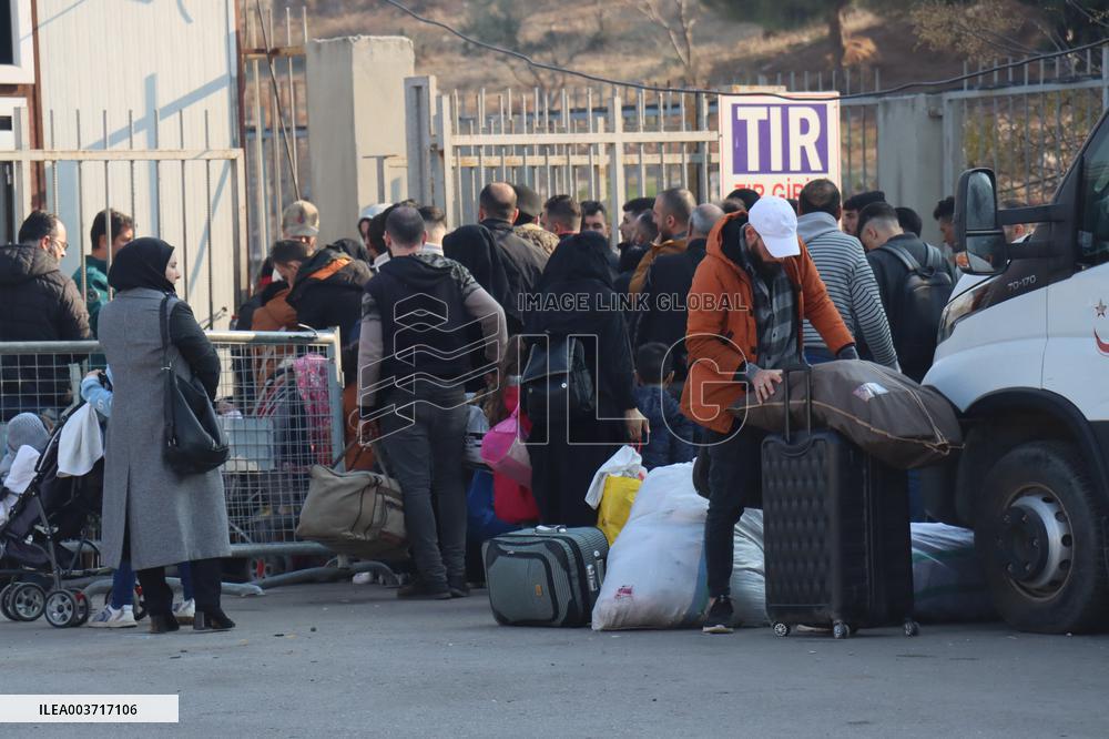 Syrians Stream Across Border From Turkey