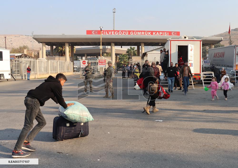 Syrians Stream Across Border From Turkey