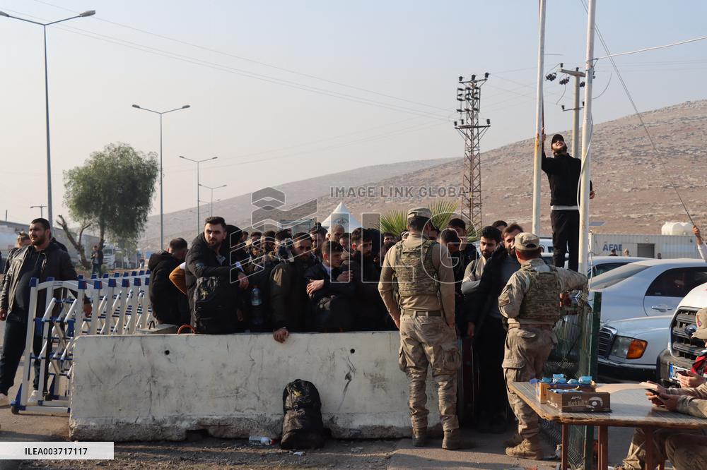 Syrians Stream Across Border From Turkey