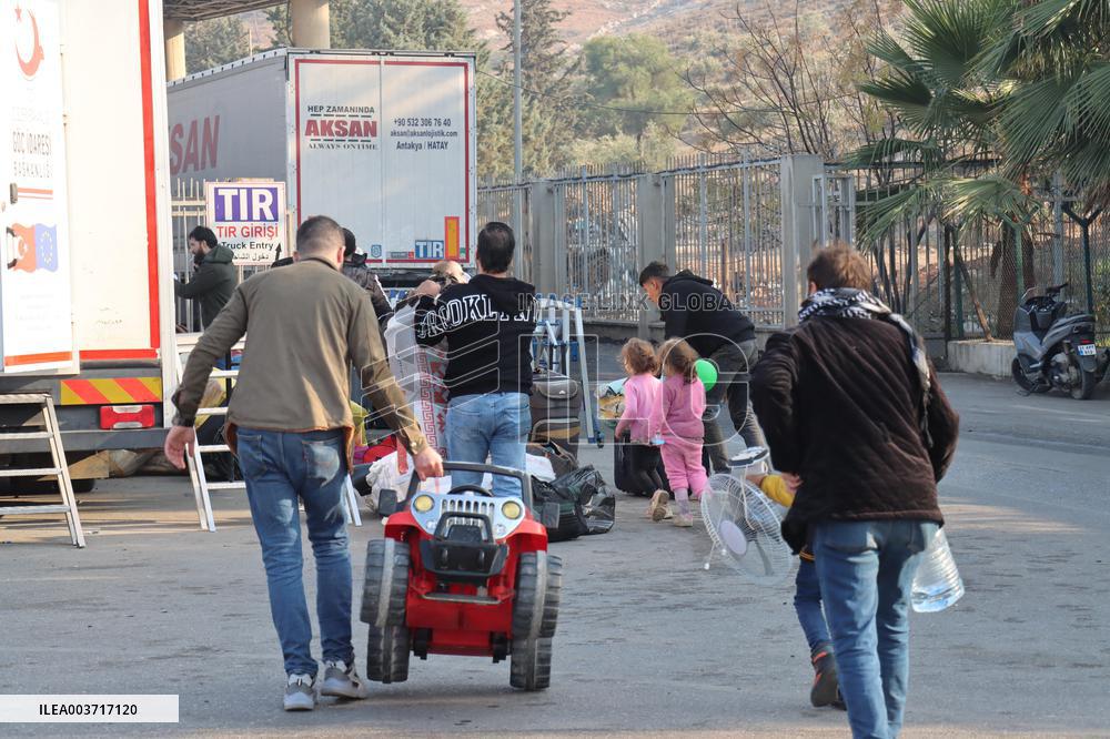 Syrians Stream Across Border From Turkey