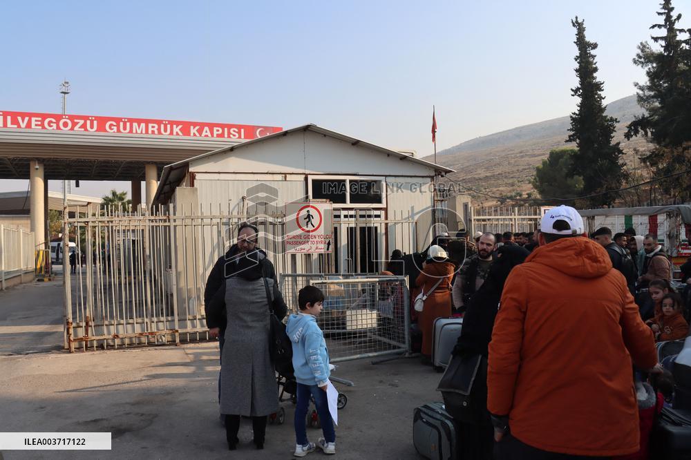 Syrians Stream Across Border From Turkey