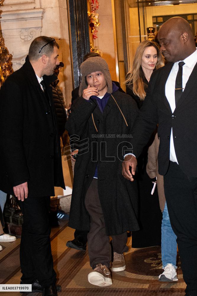 Angelina Jolie Leaves Set - Paris