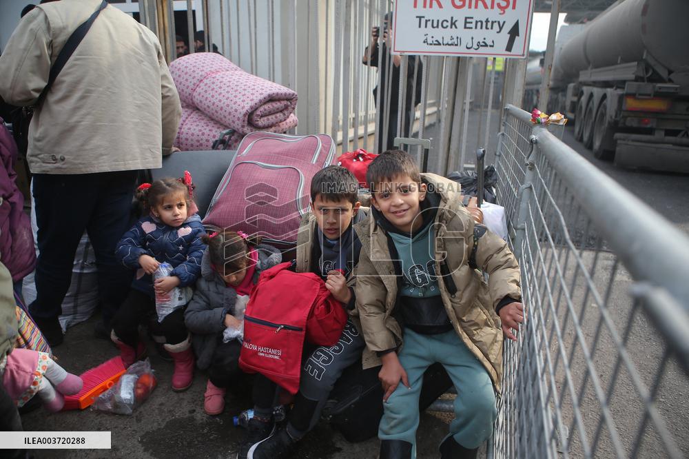 Syrian Refugees In Turkey Begin Returning Home - Hatay