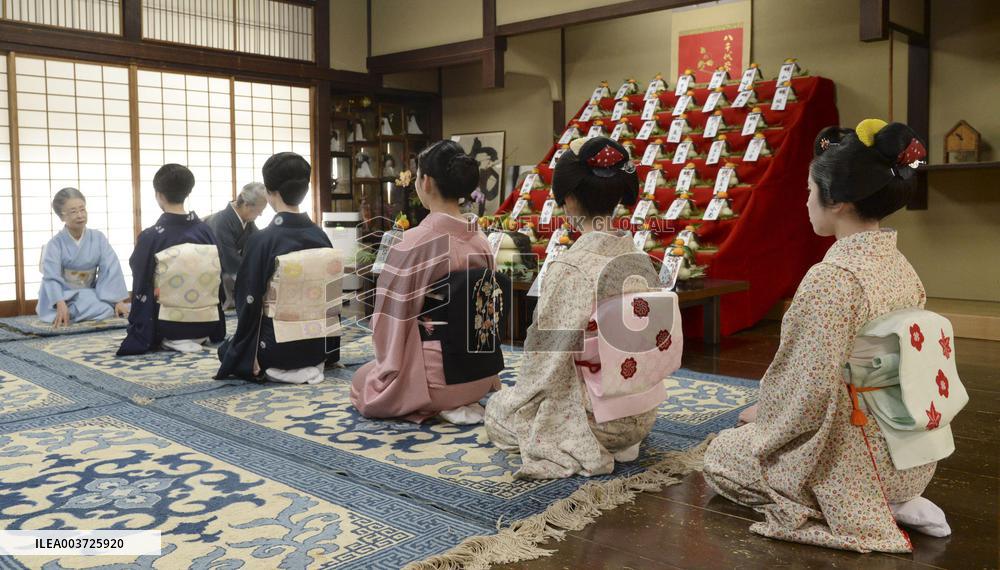 Maiko in Kyoto prepare for new year