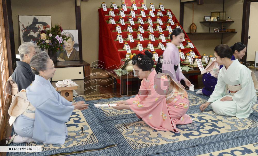 Maiko in Kyoto prepare for new year
