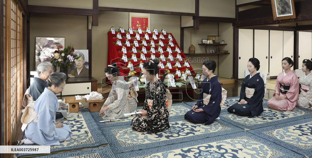 Maiko in Kyoto prepare for new year