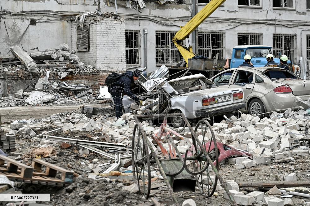 Response effort to Russian missile attack on medical facility in Zaporizhzhia