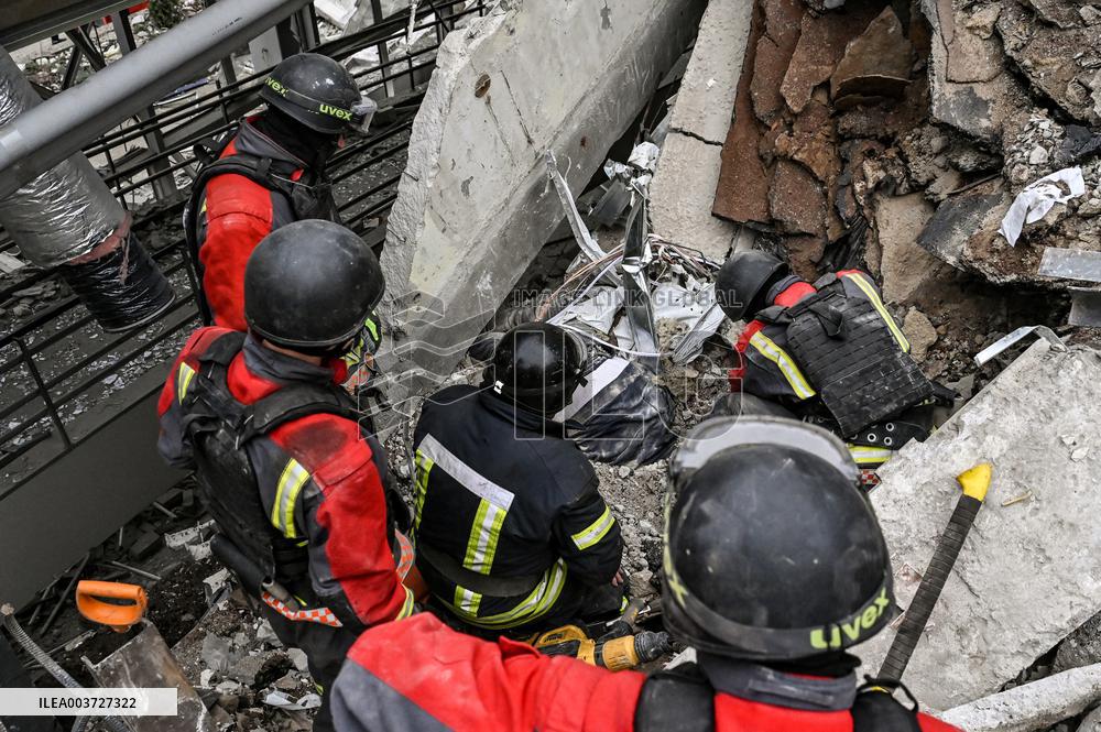 Response effort to Russian missile attack on medical facility in Zaporizhzhia