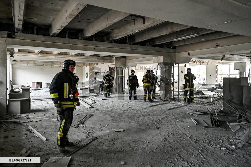 Response effort to Russian missile attack on medical facility in Zaporizhzhia