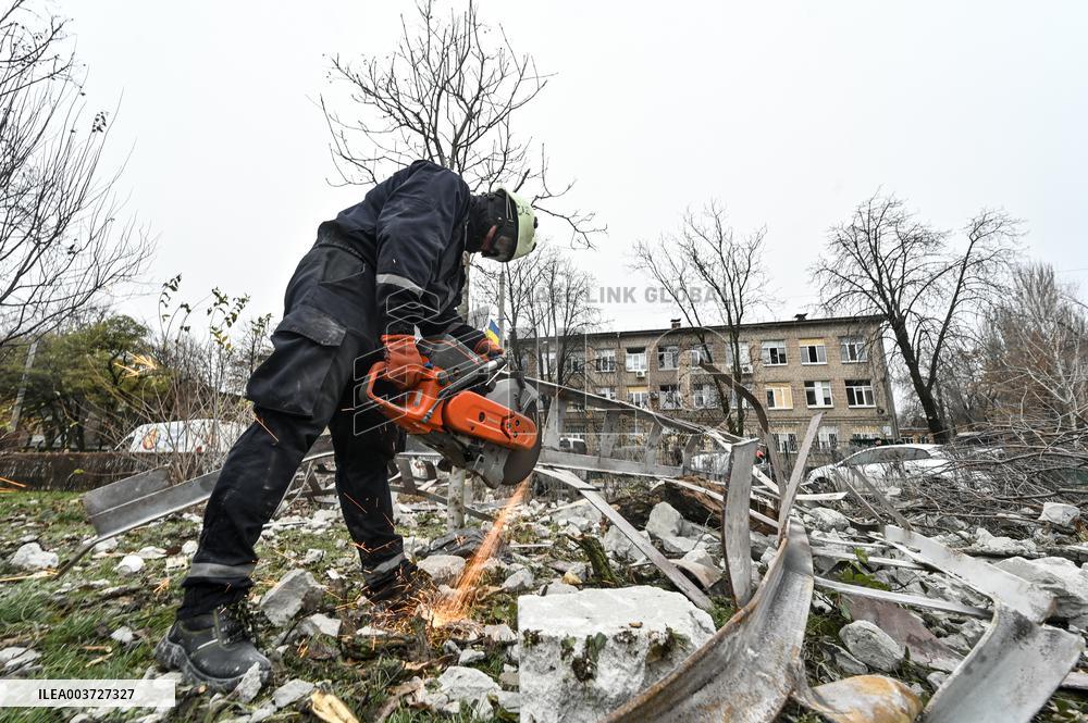 Response effort to Russian missile attack on medical facility in Zaporizhzhia