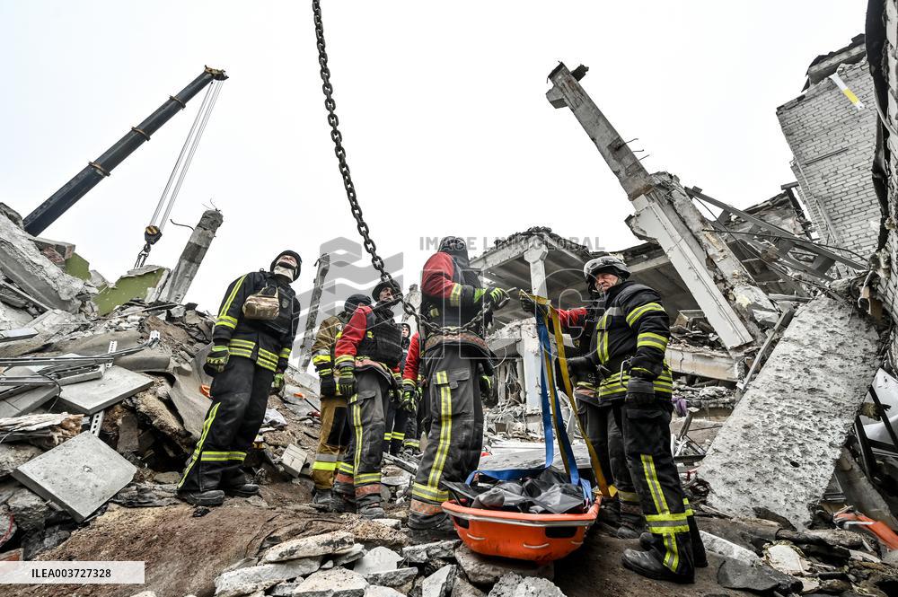 Response effort to Russian missile attack on medical facility in Zaporizhzhia