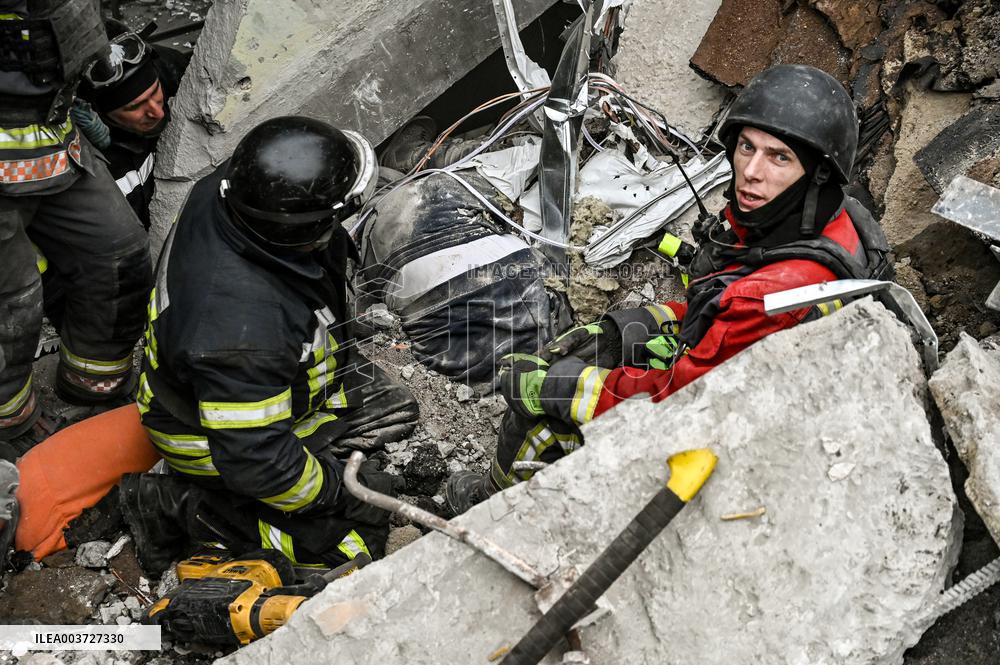 Response effort to Russian missile attack on medical facility in Zaporizhzhia