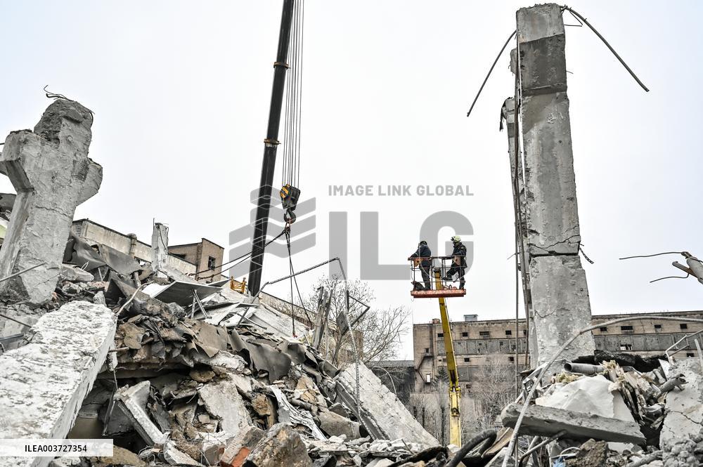 Response effort to Russian missile attack on medical facility in Zaporizhzhia