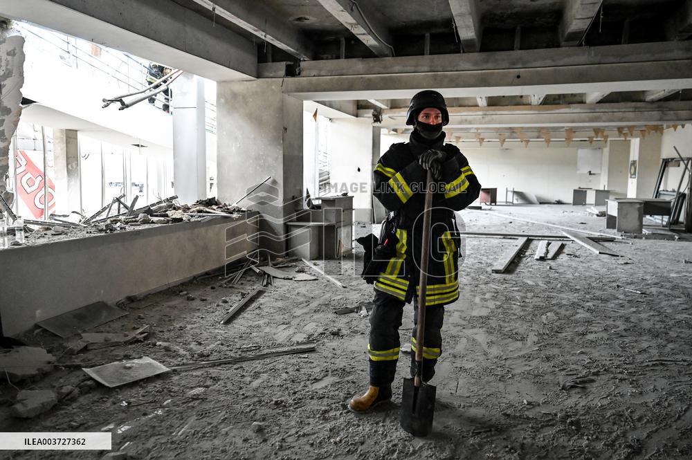 Response effort to Russian missile attack on medical facility in Zaporizhzhia