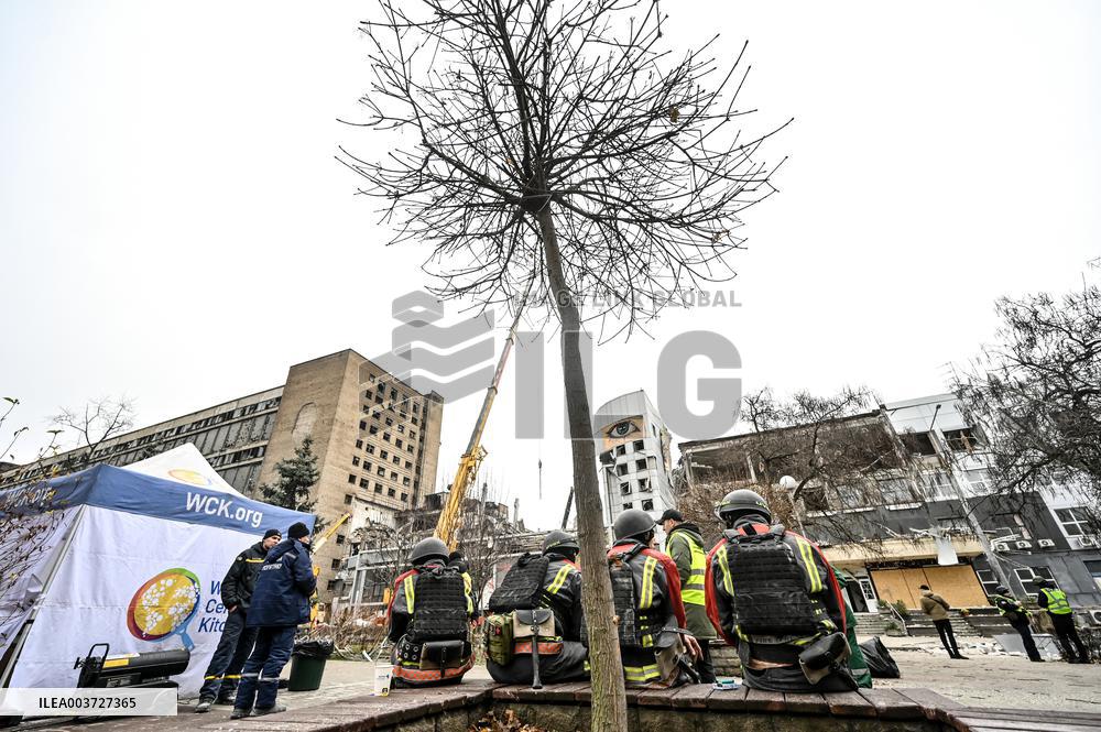 Response effort to Russian missile attack on medical facility in Zaporizhzhia