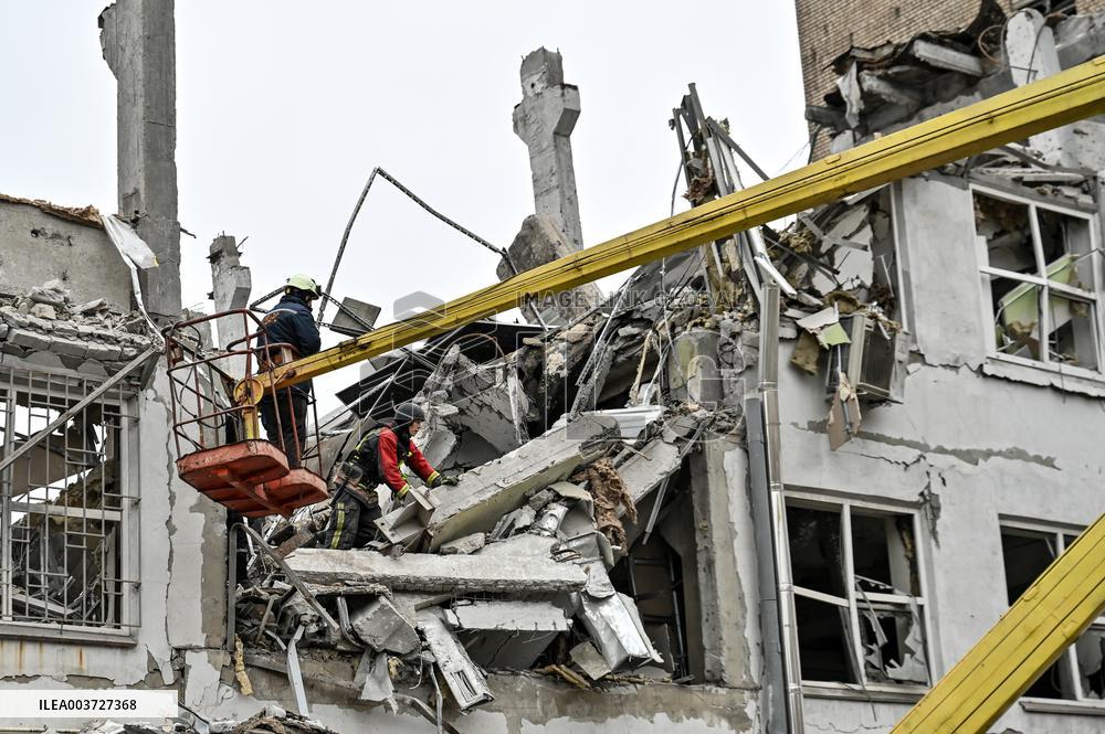 Response effort to Russian missile attack on medical facility in Zaporizhzhia