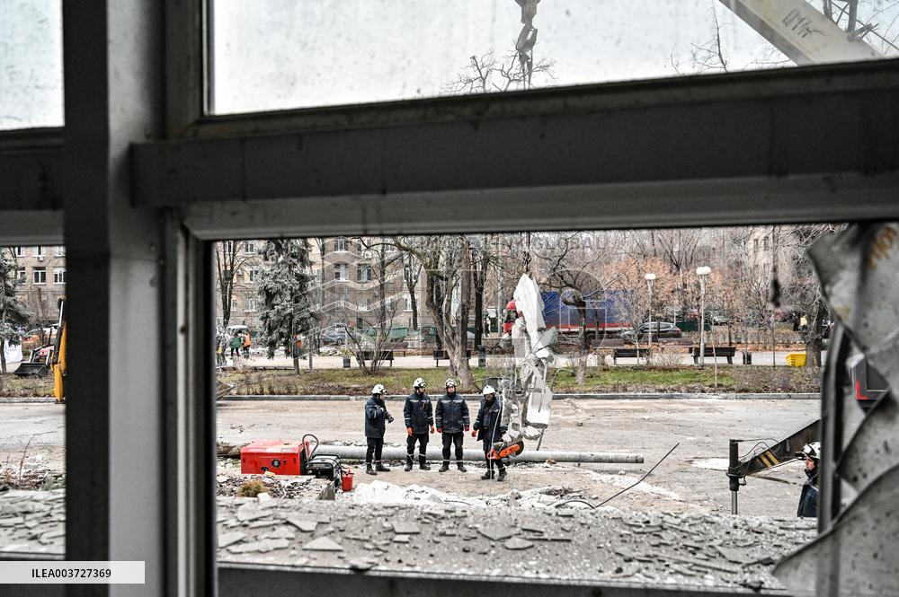 Response effort to Russian missile attack on medical facility in Zaporizhzhia