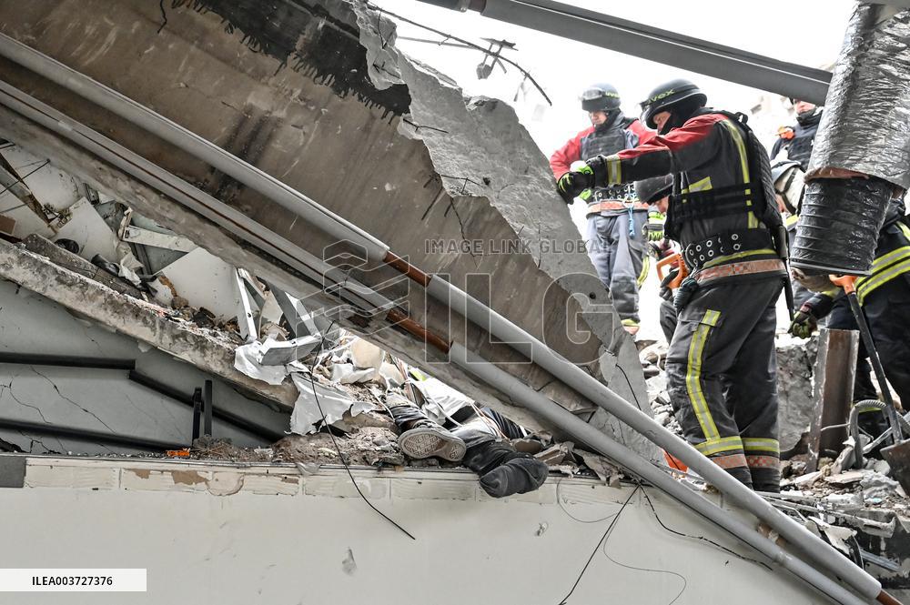 Response effort to Russian missile attack on medical facility in Zaporizhzhia
