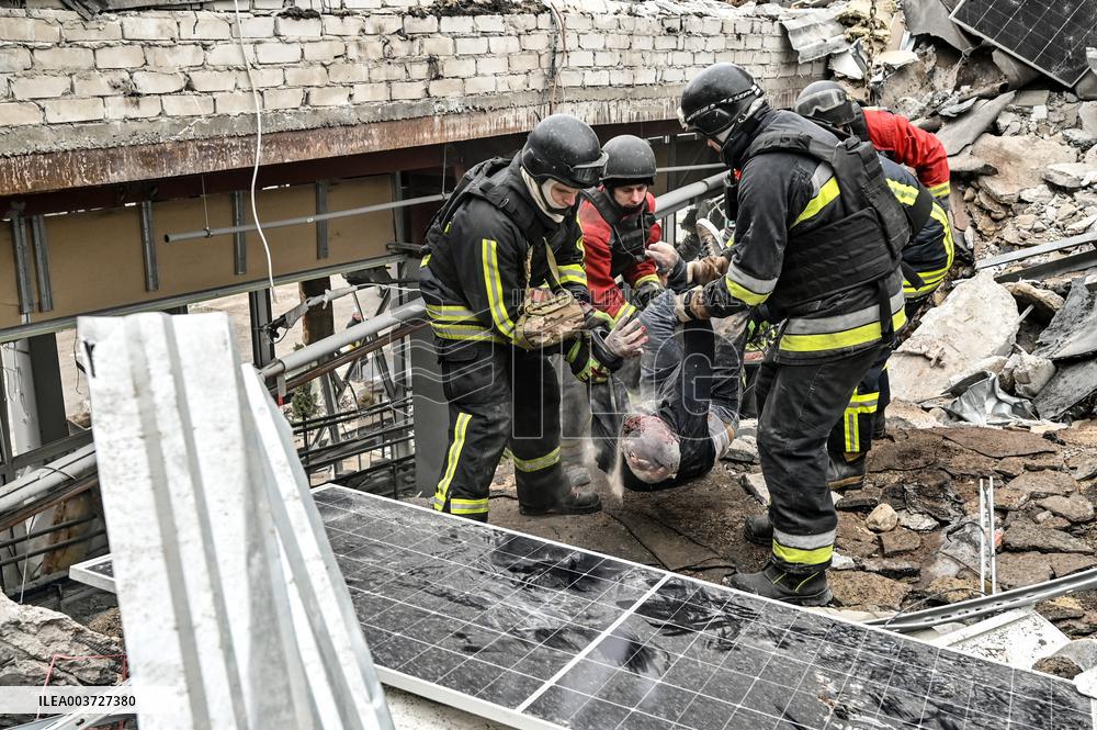 Response effort to Russian missile attack on medical facility in Zaporizhzhia