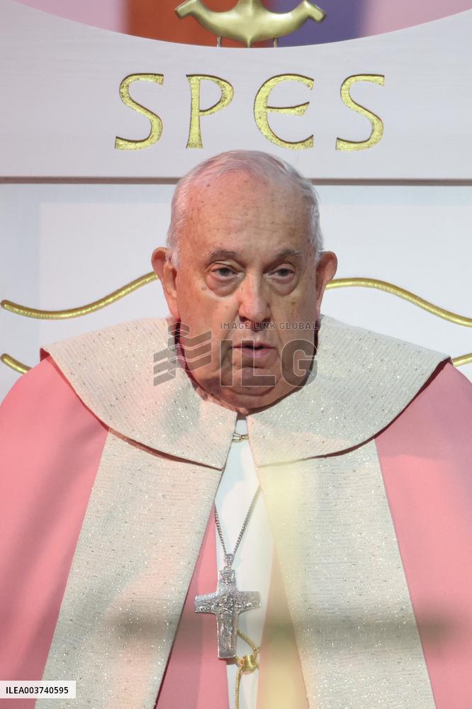 Pope Francis Celebrates Holy Mass At Casone - Ajaccio