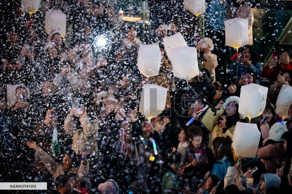Citizens Release LED Kongming Lantern in Chongqing