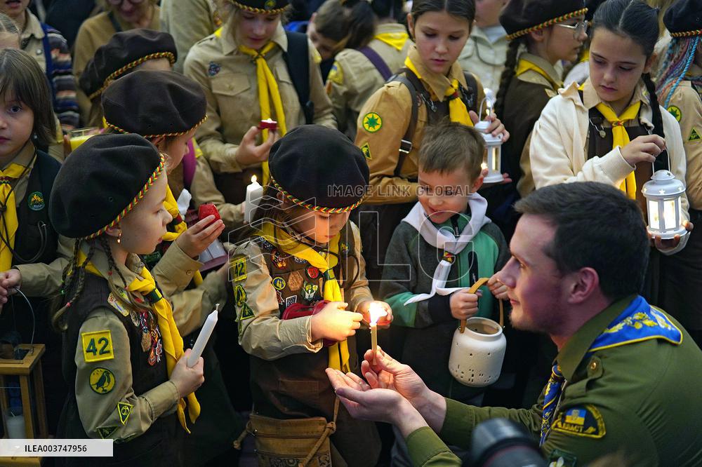 Plast scouts bring Peace Light of Bethlehem to Kyiv