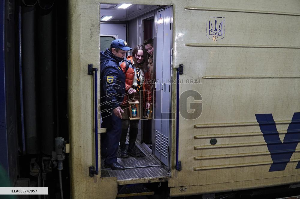 Plast scouts bring Peace Light of Bethlehem to Kyiv