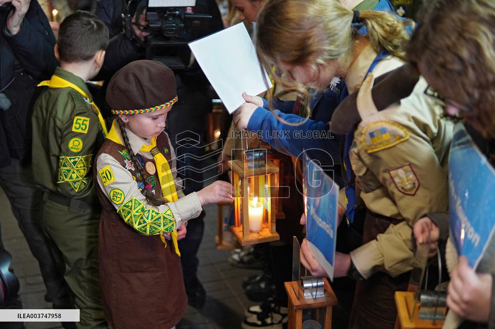 Plast scouts bring Peace Light of Bethlehem to Kyiv