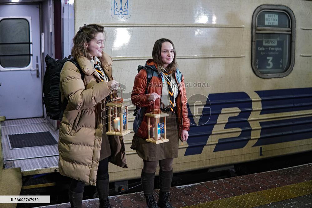 Plast scouts bring Peace Light of Bethlehem to Kyiv