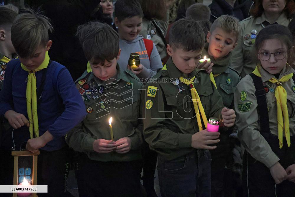 Plast scouts bring Peace Light of Bethlehem to Kyiv