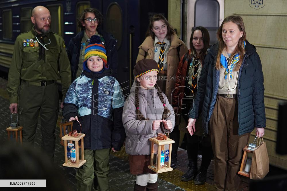 Plast scouts bring Peace Light of Bethlehem to Kyiv