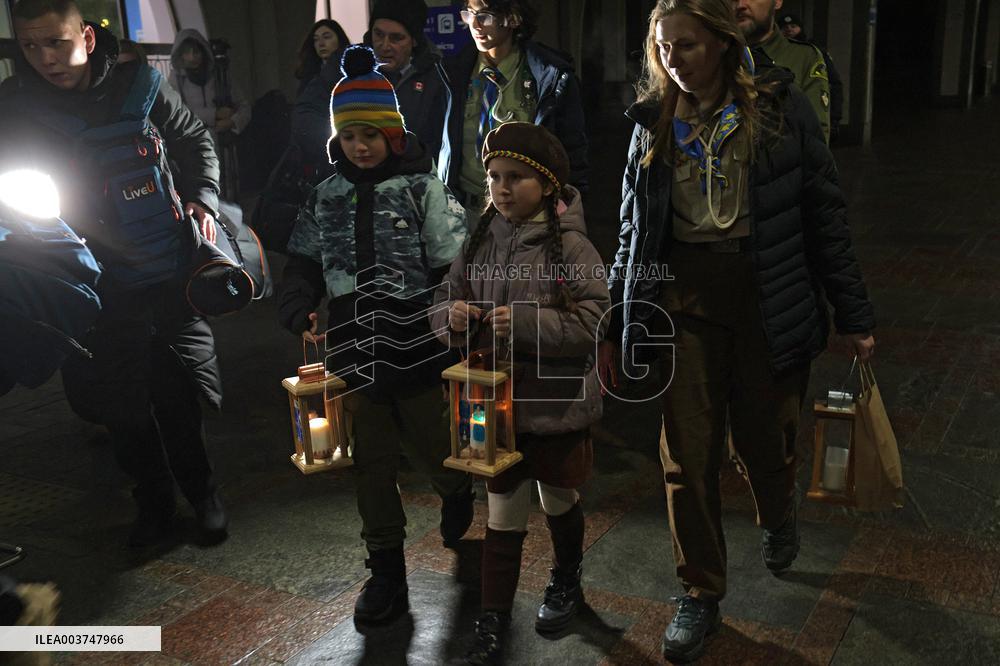Plast scouts bring Peace Light of Bethlehem to Kyiv