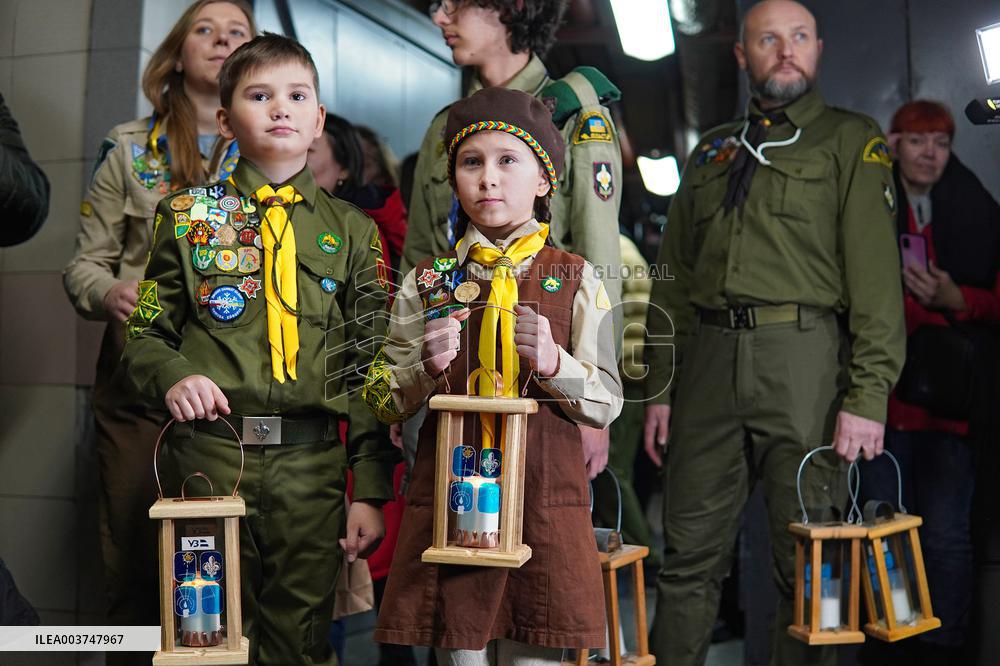Plast scouts bring Peace Light of Bethlehem to Kyiv