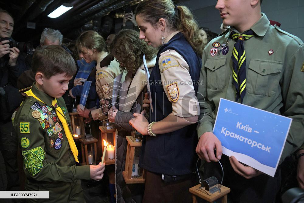 Plast scouts bring Peace Light of Bethlehem to Kyiv