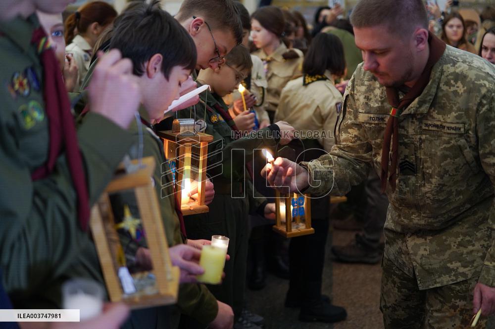 Plast scouts bring Peace Light of Bethlehem to Kyiv