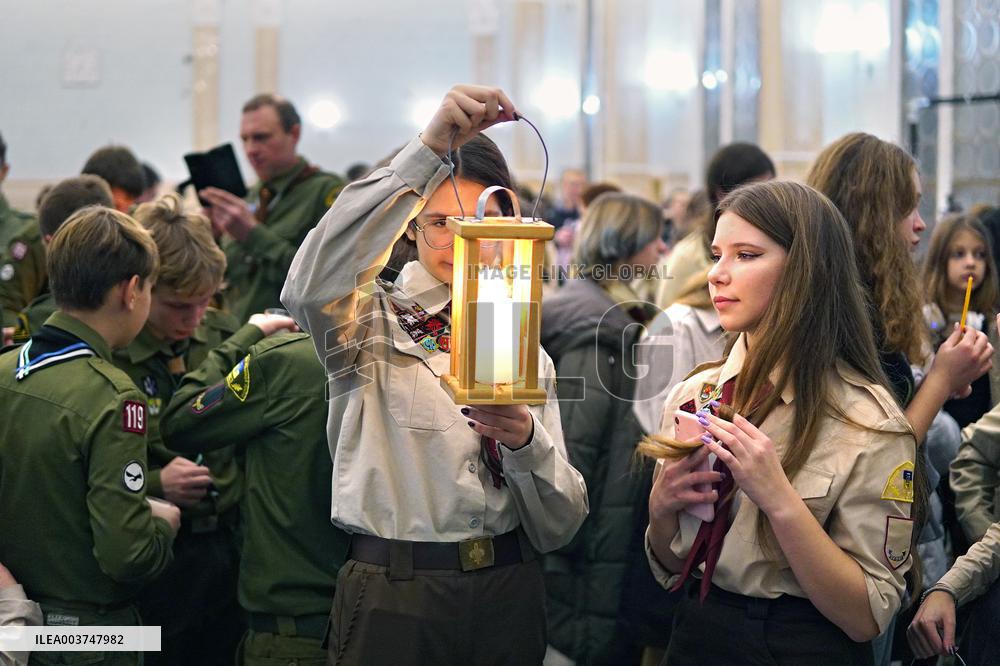 Plast scouts bring Peace Light of Bethlehem to Kyiv